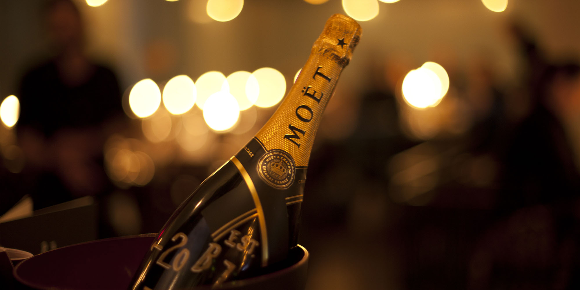 Burger und Lobster Bank Come in and enjoy!